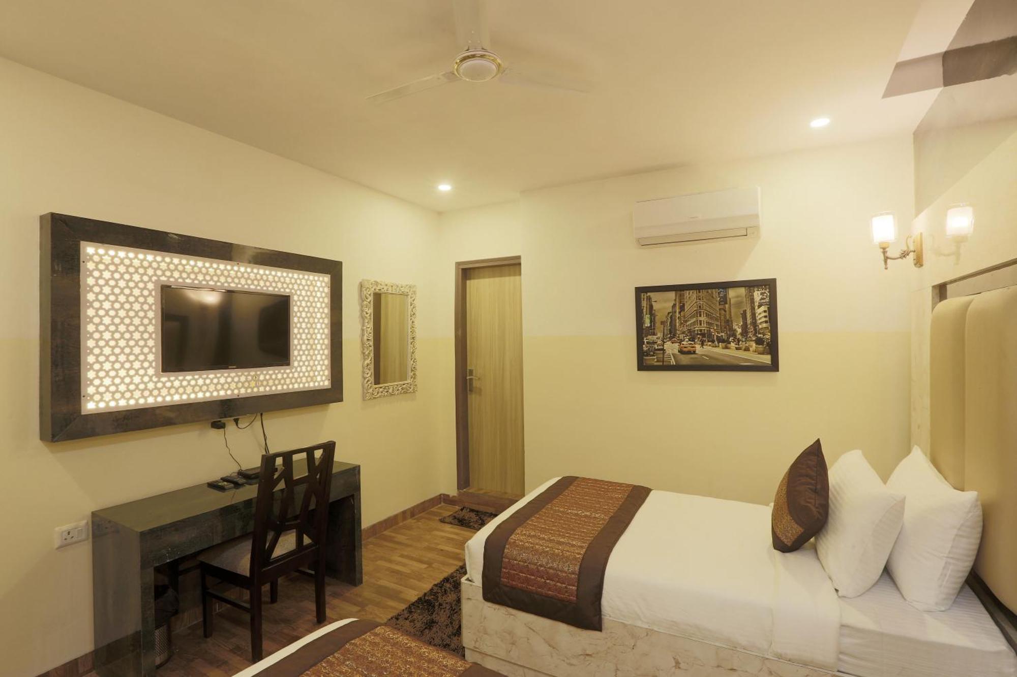 Bed and Breakfast Plazzo Prime Plaza At Delhi Airport Нью-Дели Экстерьер фото