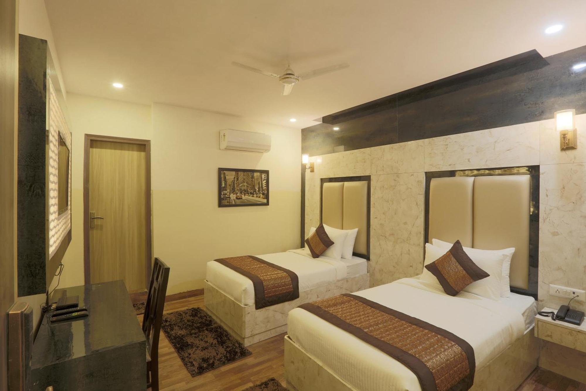 Bed and Breakfast Plazzo Prime Plaza At Delhi Airport Нью-Дели Экстерьер фото